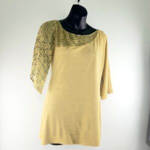 Small Bohemian Language Asymmetrical Yellow Short Sleeve Tee